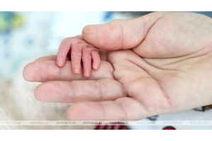 Можно ли совмещать работу с декретом и как это скажется на выплатах, рассказали в Минтруда