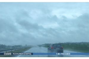 В стране продолжается жаркая погода, при этом на сегодня прогнозируют местами грозы, сильные ливни, град, шквалистый ветер, в связи с чем возможно осложнение дорожной ситуации