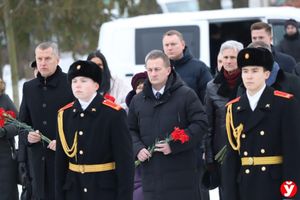 Турчин возложил цветы к стеле «Гатчина — город воинской славы»
