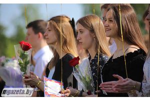 Сегодня для выпускников школ и гимназий прозвучал последний звонок