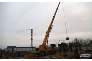 На улице Космонавтов строят новый торговый центр