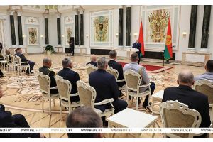 Лукашенко в преддверии священной даты - 80-летия Победы - вручил государственные награды