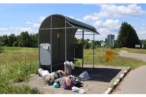 Бытовому мусору не место на автобусной остановке