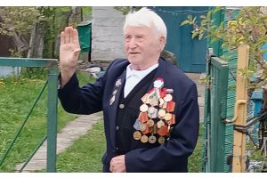 Сегодня участник Великой Отечественной войны житель городского поселка Радошковичи Иван Новаковский получал поздравления с Днём Победы