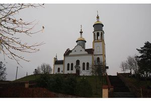 Красивый храм на вершине холма