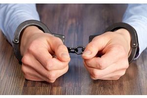 За кражи -- два с половиной года тюрьмы