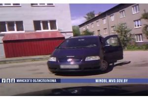 Нетрезвый водитель в Молодечно, двигаясь задним ходом, повредил авто 