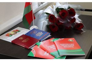 Торжественно клянусь! В Молодечно 14 иностранцев стали гражданами Республики Беларусь