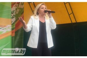 На площадке возле кинотеатра «Родина» проходит гала-концерт «Поклон тебе, земля моя!»