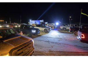 В Мексике пять автомобилей провалились в образовавшуюся из-за дождей воронку