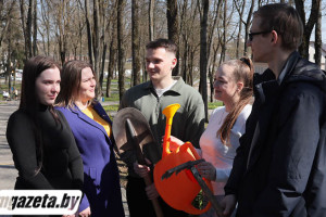 80 туй сегодня высажено в центральном сквере городского поселка Радошковичи