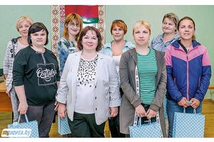 Подарки для школьников вручили их мамам