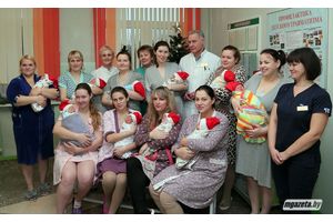 Новорожденным в молодечненском роддоме подарили красные колпачки и устроили фотосессию
