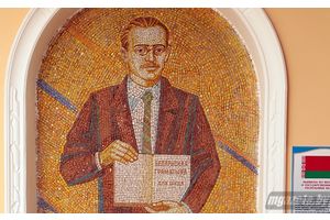 Мазаіку з фае маладзечанскай школы №5 выратавала кніжка на англійскай мове