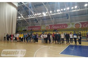 Молодежь спортивная: дартс, прыжки в длину, броски в кольцо, боулинг