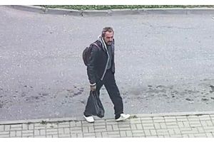 Мужчина унёс с дворовой скамейки чужую сумку – теперь его ищет милиция