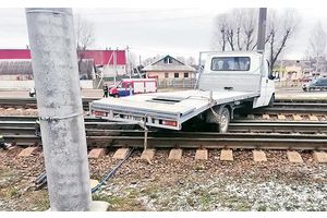 Водитель потерял сознание. Автомобиль выехал на ж/д пути