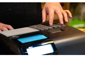 Налоговая рассказала о порядке использования кассового и иного оборудования при приеме средств платежа