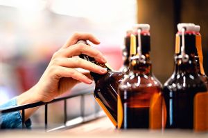 Российский алкогольный напиток запретили продавать в Беларуси из-за опасного консерванта