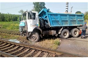 В деревне Красное Молодечненского района МАЗ врезался в электричку на железнодорожном переезде