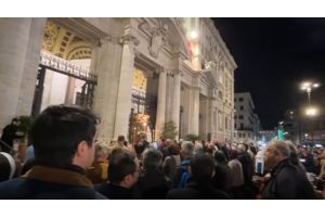 Поминальная молитва прошла перед церковью, где похоронят Папу Римского Франциска