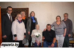 В Чисти долгожительницу поздравили со 100-летием и вручили ей новый паспорт