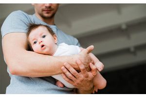 Когда пособие по уходу за ребенком до 3 лет назначают отцу, рассказали в Минтруда