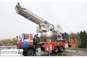 Журналисты «МГ» опробовали на себе тактико-технические характеристики автоподъемника АПК-55 Молодечненского горрайотдела по чрезвычайным ситуациям