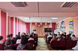 В Молодечно диалоговую площадку со школьниками провел парламентарий