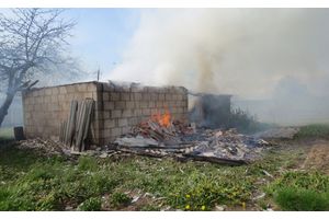 В Красноармейской сгорели солома и хозпостройки