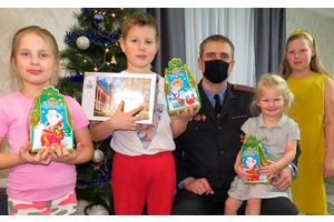 К Новому году подарки от райотдела милиции получили подопечные семьи из Молодечно