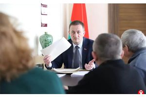 «Вердикт один: заасфальтировать!» Турчин поручил благоустроить дорогу к деревне в Несвижском районе