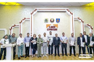 В преддверии Дня строителя отметили лучших работников отрасли