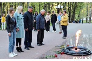 В МОЛОДЕЧНО ВЕЧНЫЙ ОГОНЬ ВСПЫХНУЛ В ГОРОДСКОМ ПАРКЕ ПОБЕДЫ И НА БРАТСКОЙ МОГИЛЕ СКВЕРА УЛИЦЫ ДРОЗДОВИЧА