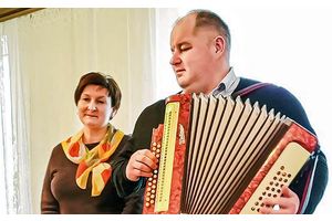 Под гармошку жизнь играет