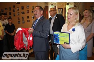 Подарки от Беларусбанка ко Дню знаний получили ребята из поселка Чисть