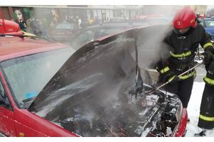 Около торгового центра «Спутник» тушили автомобиль