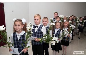 Педагоги Молодечненского района принимали поздравления во Дворце культуры (фото)
