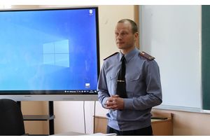 В Чисти для старшеклассников «урок безопасности» провёл подполковник милиции Руслан Маньковский