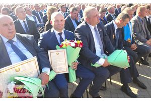 На главной сцене праздника свою награду получил Дмитрий Грамович, директор ОАО 