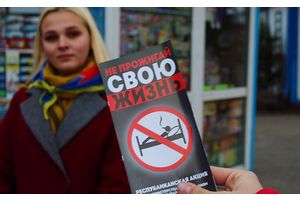 Пассажирам городских автобусов в Молодечно напоминали об опасности курения в постели