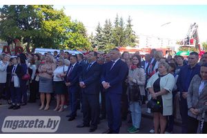 Много зрителей. Все готово к награждению лучших участников жнива