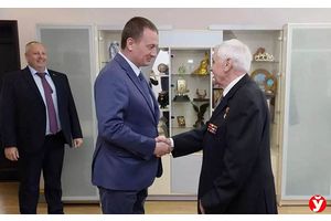 Александр Турчин поздравил экс-директора «БелАЗа» Павла Мариева с 85-летием