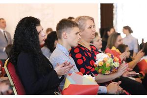 Любовь к детям создает большие семьи. Многодетным женщинам Минщины вручили Ордена Матери