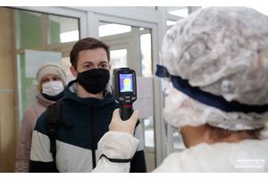 При входе в поликлинику №1 посетителям измеряют температуру
