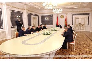 Лукашенко поручил при необходимости предоставлять IT-секторам предприятий условия работы, как в ПВТ
