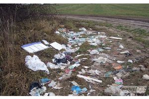 Кіёск вывезлі -- смецце пакінулі ля дарогі