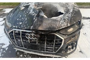 В городе горел автомобиль