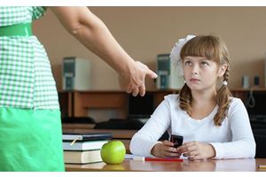 Мобильники в школе: в ячейку и на стол преподавателю