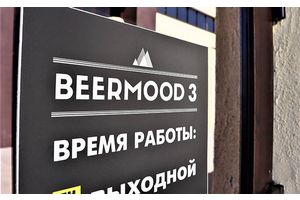 Женские разборки в Молодечно. Пьяная девушка разбила урной стекло в баре Beermood 3